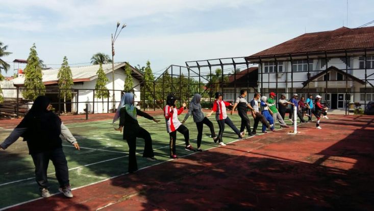 SENAM AEROBIK BERSAMA KARYAWAN DAN KARYAWATI  DI BALAI PENGKAJIAN TEKNOLOGI PERTANIAN  PROVINSI KALIMANTAN BARAT