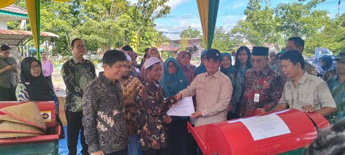Acara Simbolis Penyerahan Bantuan Alat dan Mesin Serta Sarana Produksi Pertanian Bidang Pertanian Dinas Pangan Pertanian dan Perikanan Kota Pontianak