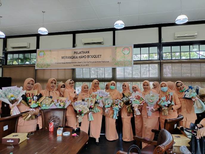 KEGIATAN MENGIKUTI PELATIHAN HAND BOUQUET