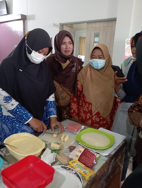 DHARMA WANITA PERSATUAN DINAS PANGAN PERTANIAN DAN PERIKANANKOTA  PONTIANAK PRAKTEK MEMBUAT FISH CORNDOG