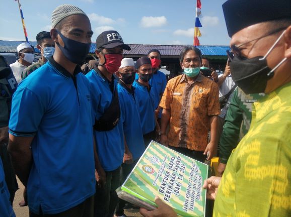 PENYERAHAN BANTUAN UNTUK NELAYAN OLEH WALIKOTA PONTIANAK