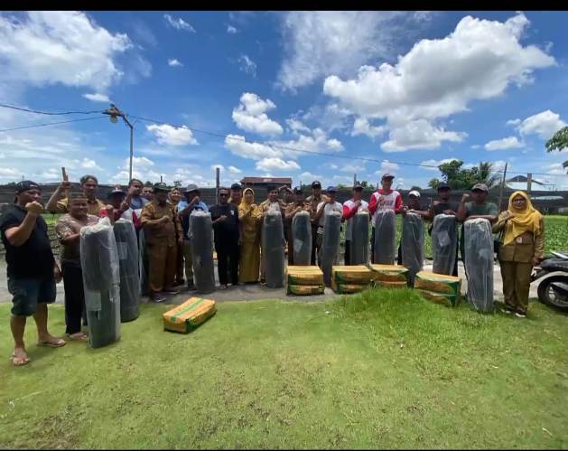 Wakil Walikota Serahkan Bantuan Pertanian untuk Bencana Angin Putting Beliung Pontianak Utara