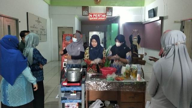 DHARMA WANITA PERSATUAN DINAS PANGAN PERTANIAN DAN PERIKANAN KOTA PONTIANAK  PRAKTEK MEMBUAT BASRENG IKAN