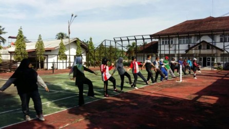 SENAM AEROBIK BERSAMA KARYAWAN DAN KARYAWATI  DI BALAI PENGKAJIAN TEKNOLOGI PERTANIAN  PROVINSI KALIMANTAN BARAT