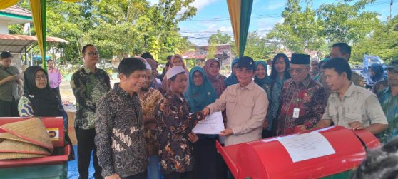 Acara Simbolis Penyerahan Bantuan Alat dan Mesin Serta Sarana Produksi Pertanian Bidang Pertanian Dinas Pangan Pertanian dan Perikanan Kota Pontianak