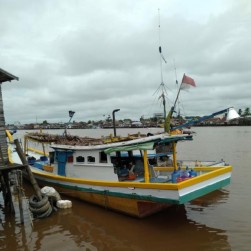 Penyerahan Bantuan Saran Perikanan Tangkap Berupa Radio Komunikasi Pantai