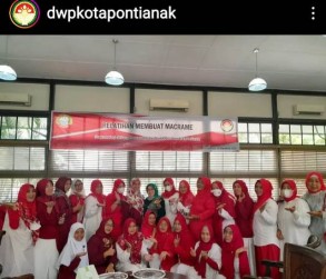 DHARMA WANITA PERSATUAN  DINAS PANGAN PERTANIAN DAN PERIKANAN  KOTA PONTIANAK  MENGIKUTI PRAKTEK MEMBUAT MACRAME