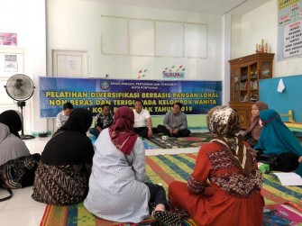 DINAS PANGAN PERTANIAN DAN PERIKANAN KOTA PONTIANAK MELAKSANAKAN PELATIHAN DIVERSIFIKASI PANGAN LOKAL