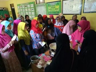 BIMTEK PEMANFAATAN SARANA PENGOLAHAN DAN PEMASARAN HASIL PERIKANAN SERTA MANAJEMEN USAHA KEPADA KELOMPOK TA.2017 DI KANTOR LURAH PAL LIMA KECAMATAN PONTIANAK BARAT 