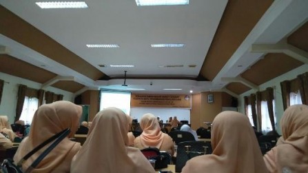 PENYULUHAN PENGARUH GADGET PADA KESEHATAN MATA ANAK BERSAMA DHARMA WANITA PERSATUAN GABUNGAN  KOTA PONTIANAK