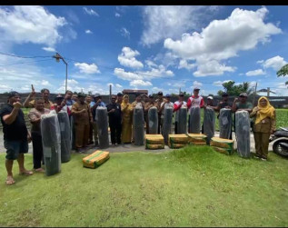 Wakil Walikota Serahkan Bantuan Pertanian untuk Bencana Angin Putting Beliung Pontianak Utara