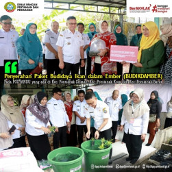 Penyerahan Paket Budidaya Ikan dalam Ember (Budikdamber)